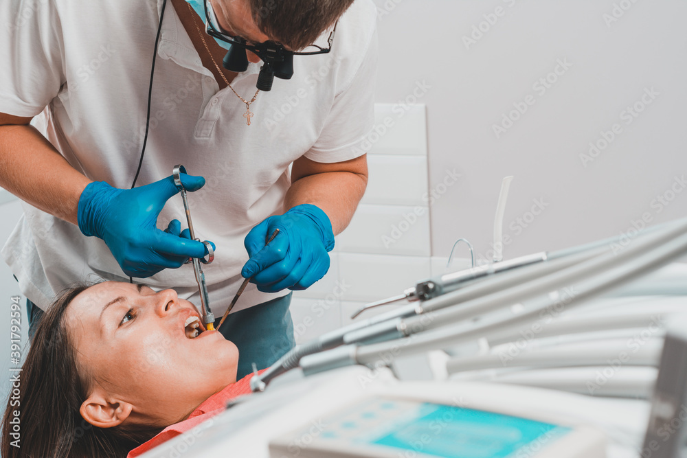 Local anesthesia, dentist carpal syringe injects the patient's gum