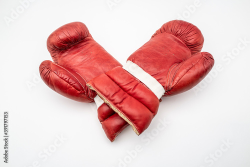 gants de boxe en cuir rouge photo