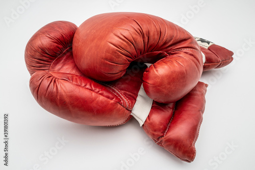 gants de boxe en cuir rouge
