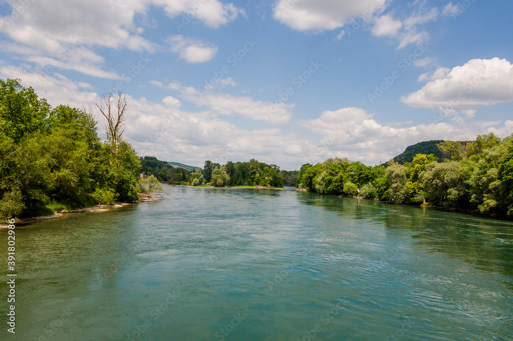 Naklejka premium Brugg, Wasserschloss, Flusslandschaft, Aare, Fluss, Limmat, Reuss, Zusammenfluss, Aareuferschutzgebiet, Wald, Waldweg, Brückenwanderung, Auenschutzpark, Aargau, Sommer, Schweiz