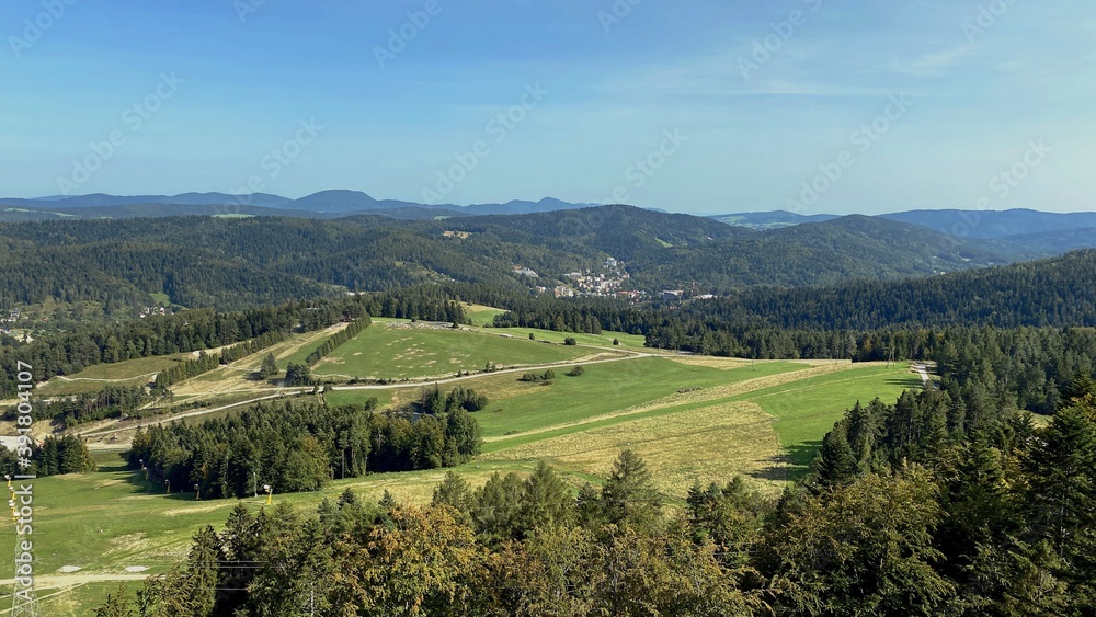 widok z wyciągu narciarskiegoj Słotwiny na góry Beskid Sądecki 