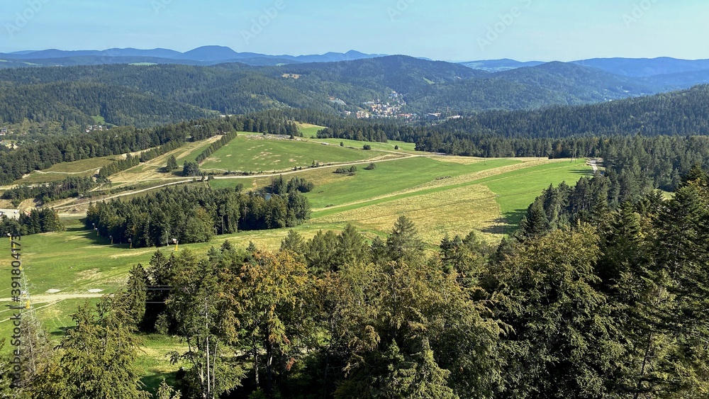 widok z wyciągu narciarskiegoj Słotwiny na góry Beskid Sądecki widok z wyciągu narciarskiegoj Słotwiny na góry Beskid Sądecki