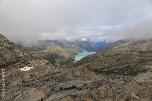 Vista del lago Azzurro e montagne in Svizzera dal Passo Moro, a Macugnaga, Italia.