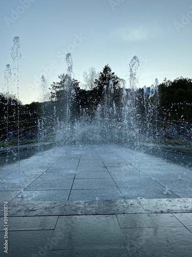 fontanna w złotej godzinie zachwyca pięknem kształtów form wodnych