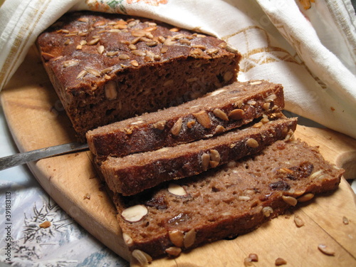 estonian dark rye bread with seeds