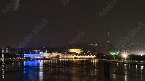Stadtbildansicht von Linz in der Nacht