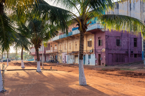 Edificio antiguo y decadente de estilo colonial, en el casco antiguio de la ciudad de Bissau, capital de Guinea Bissau photo