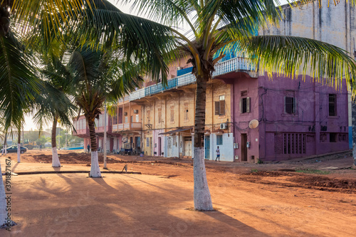 Edificio antiguo y decadente de estilo colonial, en el casco antiguio de la ciudad de Bissau, capital de Guinea Bissau