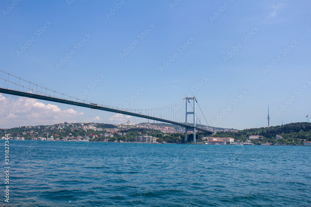 Istanbul Stadtblick vom Bosporus mit Fähre Turm und Brücke Istanbul Stadtblick vom Bosporus mit Fähre Turm und Brücke