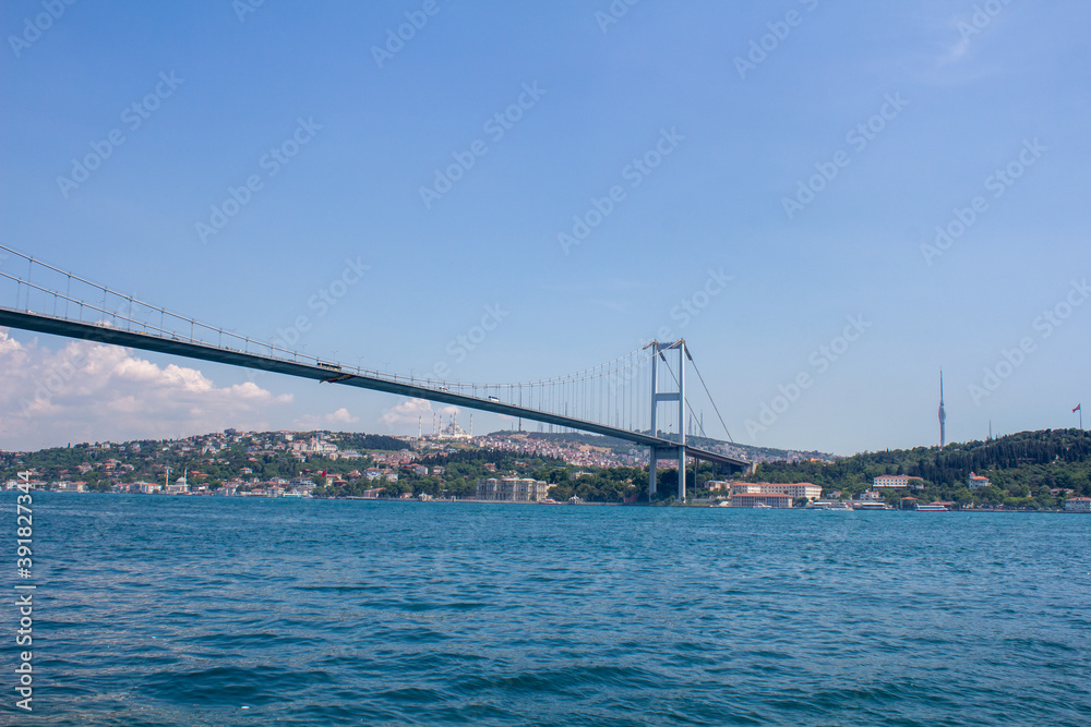 Istanbul Stadtblick vom Bosporus mit Fähre Turm und Brücke