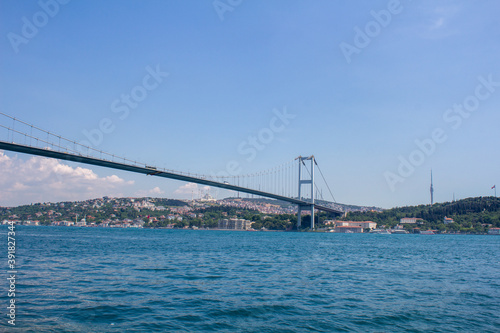 Istanbul Stadtblick vom Bosporus mit F  hre Turm und Br  cke