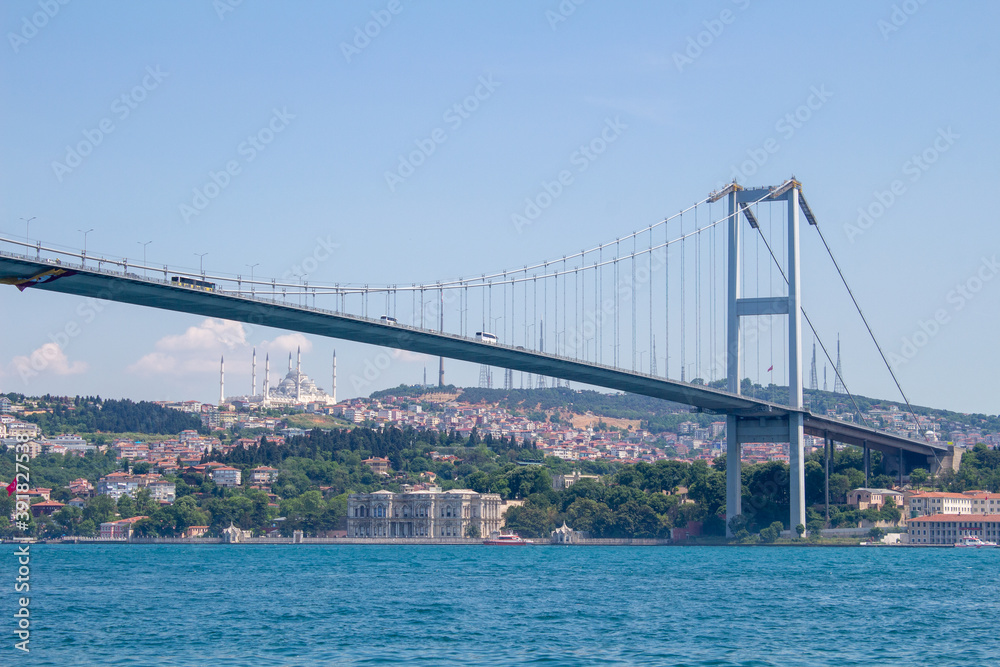 Istanbul Stadtblick vom Bosporus mit Fähre Turm und Brücke Istanbul Stadtblick vom Bosporus mit Fähre Turm und Brücke