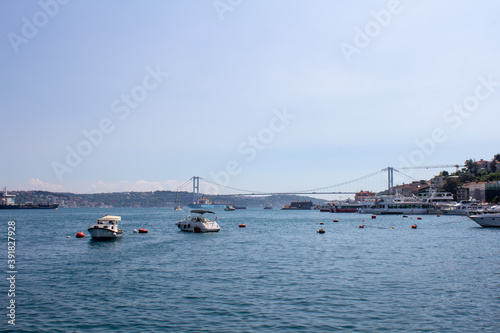 Istanbul Stadtblick vom Bosporus mit Fähre Turm und Brücke © carolindr18