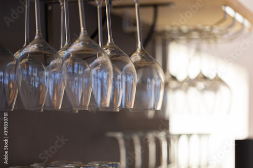 Série de verre propre dans des restaurants © ludovic