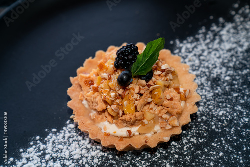 Pay de chongos Zamoranos. Tarta de pasta sable rellena de tradicionales chongos Zamoranos y cacahuate garapiñado.