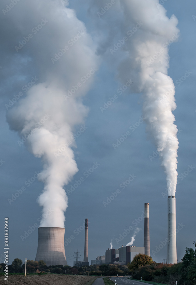 Klimawandel durch Kraftwerk mit starker Umweltverschutzung Klimawandel durch Kraftwerk mit starker Umweltverschutzung