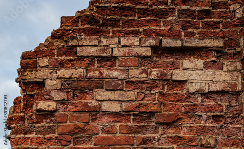 Foto Old crumbling red brick wall