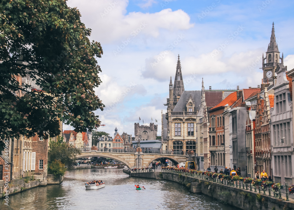 Naklejka premium Vue de la ville de Gand en Belgique et de ses canaux