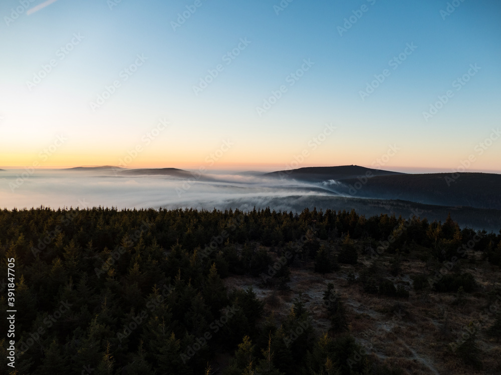 Fototapeta premium sunrise above the clouds of inversion i the valley
