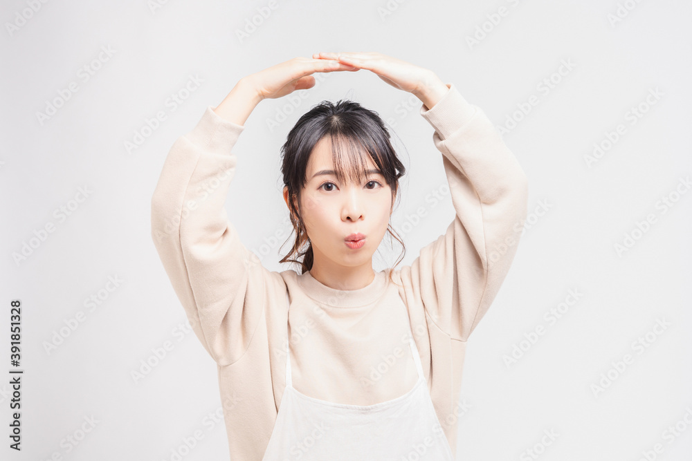 OKのジェスチャーをする若い女性 OKのジェスチャーをする若い女性