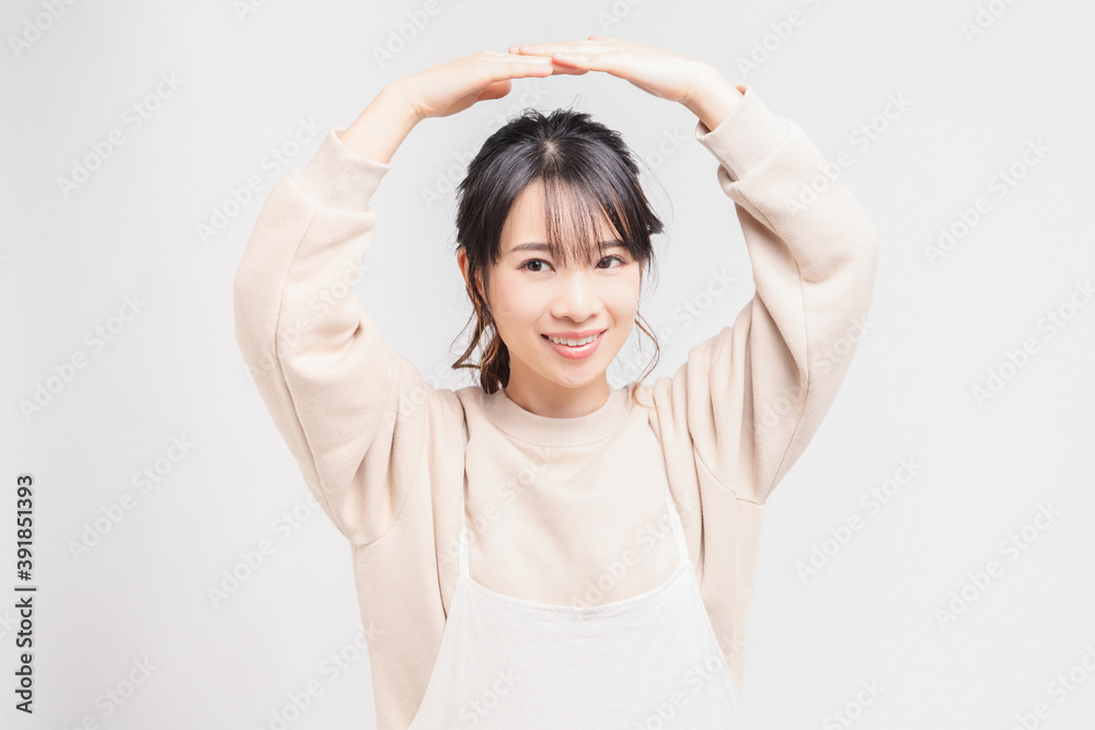 OKのジェスチャーをする若い女性 OKのジェスチャーをする若い女性