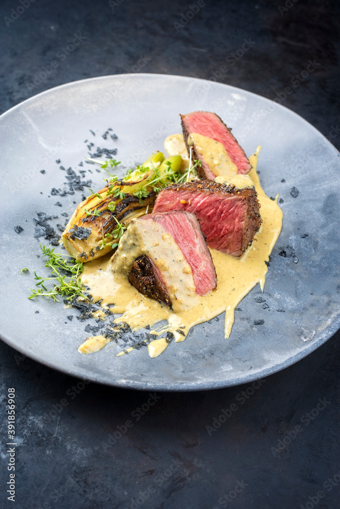 Modern Style gebratenes dry aged deutsches Roastbeef Pfeffersteak mit ...