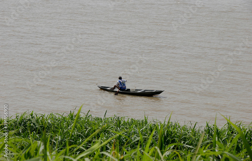 Pescador no rio Solimões Manaus AM. 