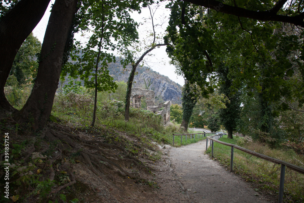 Naklejka premium Path by ruins