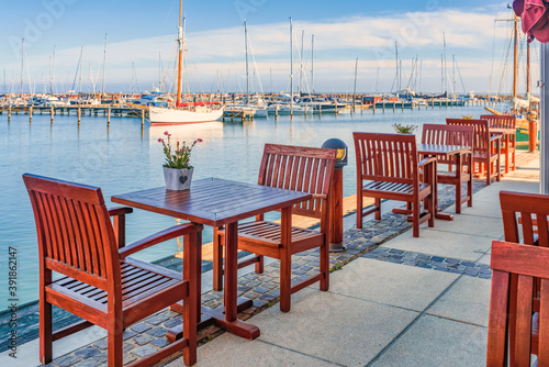 Fototapeta Naklejka Na Ścianę i Meble -  leerer Restaurant Tisch im alten Hafen von Warnemünde / Hohe Düne