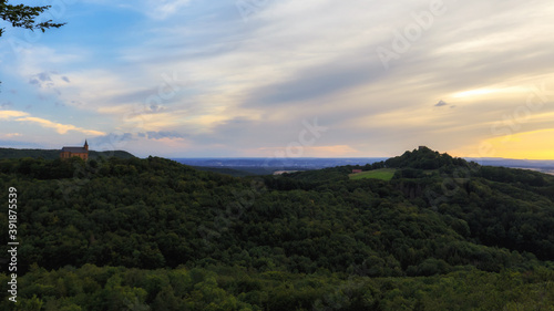 Romantische fränkische Sommerlandschaft im Abendrot in Bayern in Oberfranken bei Sonnenuntergang in den Hügeln