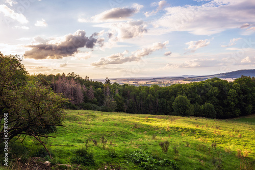 Fränkische Sommerlandschaft in den Hügeln © andiz275