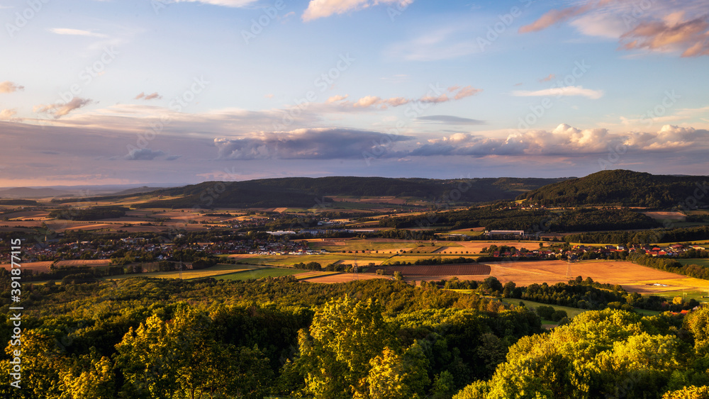 Romantische fränkische Sommerlandschaft im Abendrot in Bayern in Oberfranken bei Sonnenuntergang in den Hügeln