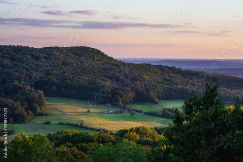 Romantische fränkische Sommerlandschaft im Abendrot in Bayern in Oberfranken bei Sonnenuntergang in den Hügeln © andiz275