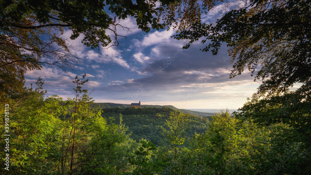 Obraz premium Romantische fränkische Sommerlandschaft im Abendrot in Bayern in Oberfranken bei Sonnenuntergang in den Hügeln