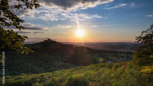 Romantische fr  nkische Sommerlandschaft im Abendrot in Bayern in Oberfranken bei Sonnenuntergang in den H  geln