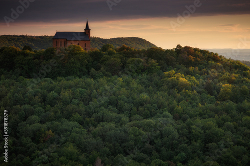 Romantische fränkische Sommerlandschaft im Abendrot in Bayern in Oberfranken bei Sonnenuntergang in den Hügeln