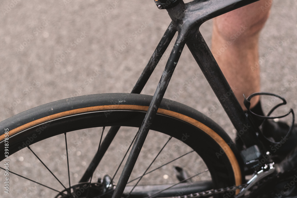 Obraz premium Carbon fibre bicycle seat stays, tan wall tyres