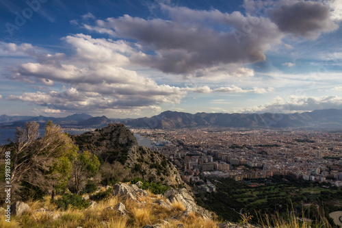 Landschaft in den Hügeln von Palermo im Herbst 2020