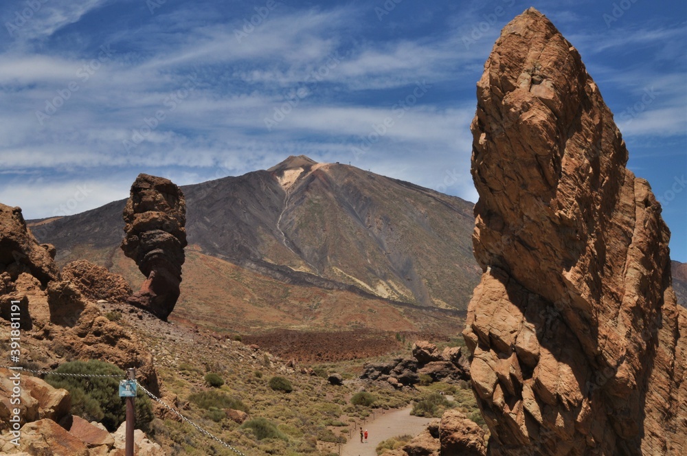 El Roque Cinchado del  billete de mil pesetas con el Teide en Tenerife y otra formación rocosa en primer plano