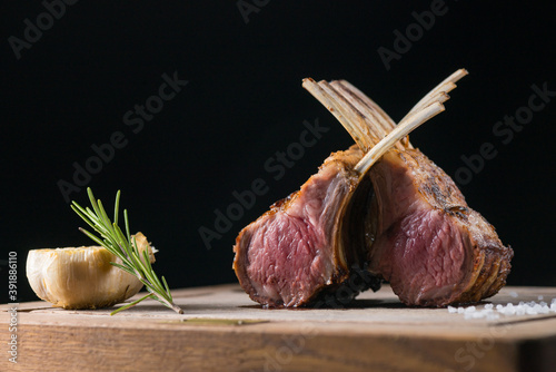 Murais de parede Rack of lamb lamb chops with rosemary freshly cooked on a grill