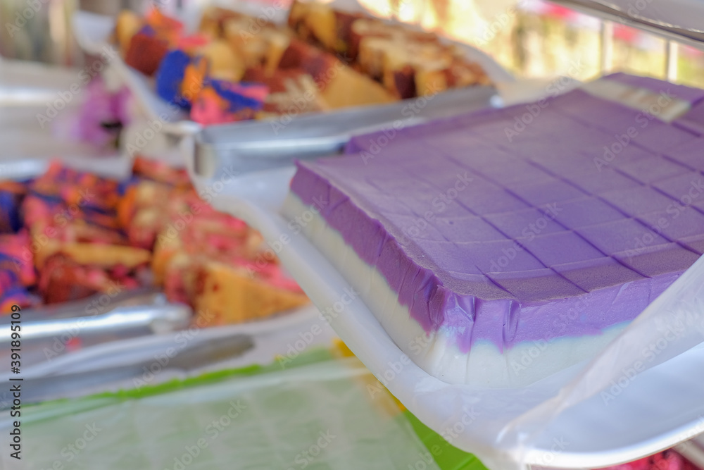 Obraz premium Traditional Malaysian food, variety of delicious and popular assorted sweet dessert or simply known as kueh or kuih
