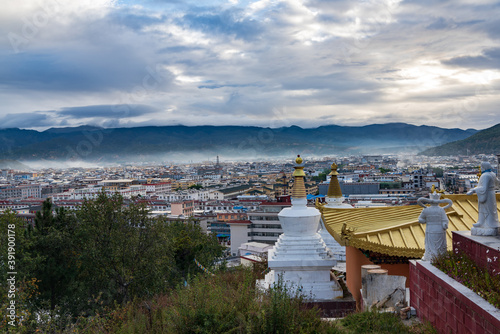 Fotografia Panoramic view of Shangri-La at Baita Temple, Shangri-La, Yunnan, China