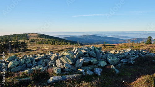 Foto Mountain ridge during cloudless day on sunrise - Jeseniky.