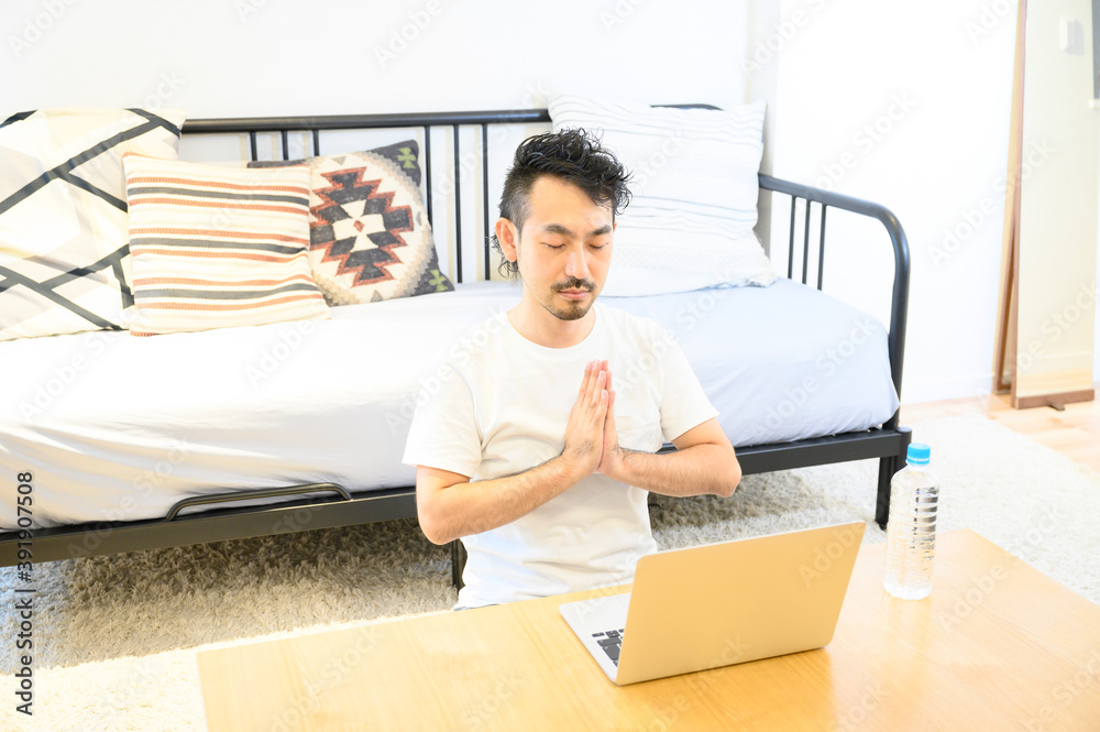 自宅でYoutubeやリモートでヨガをはじめ合掌のポーズをする若い日本人男性コピースペース2真ん中寄せ 自宅でYoutubeやリモートでヨガをはじめ合掌のポーズをする若い日本人男性コピースペース2真ん中寄せ