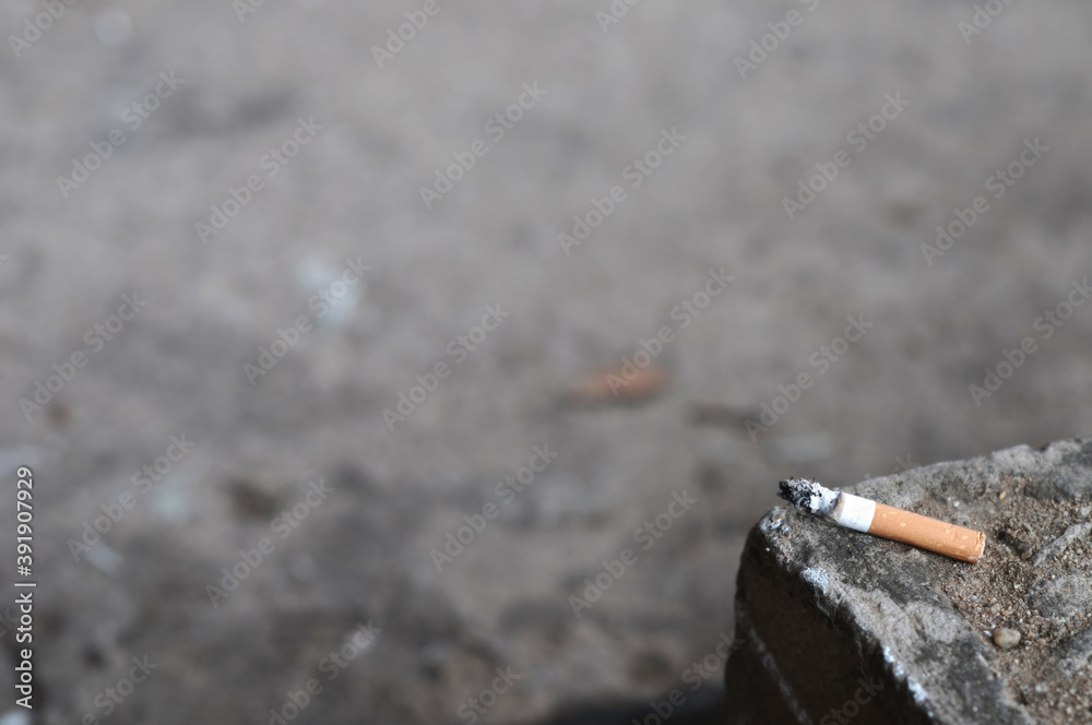 Obraz premium Cigarette placed on the floor. Selective focus