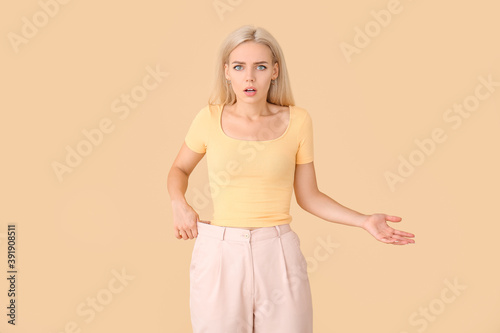 Φωτογραφία Woman with sudden weight loss problem on color background