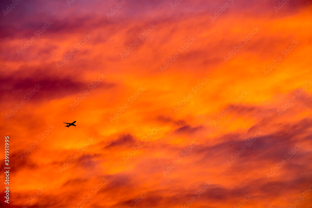 Fotografie Braised clouds and airplanes at dusk