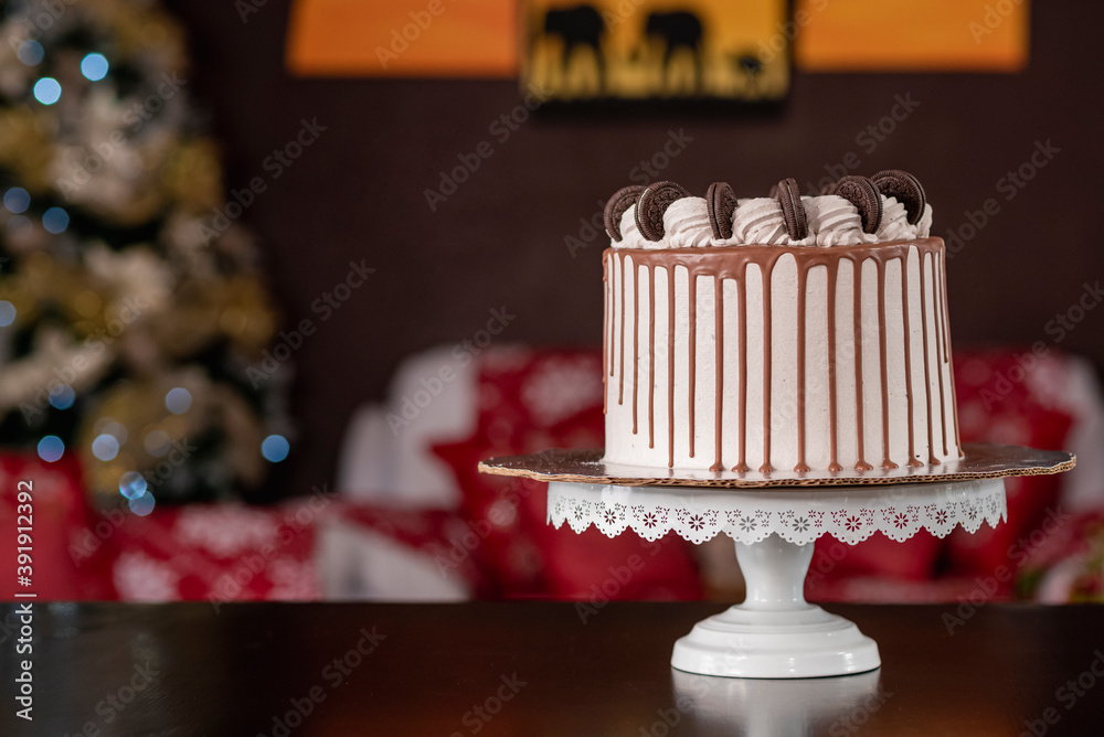 Pastel de galleta de chocolate con árbol navideño de fondo Stock Photo |  Adobe Stock