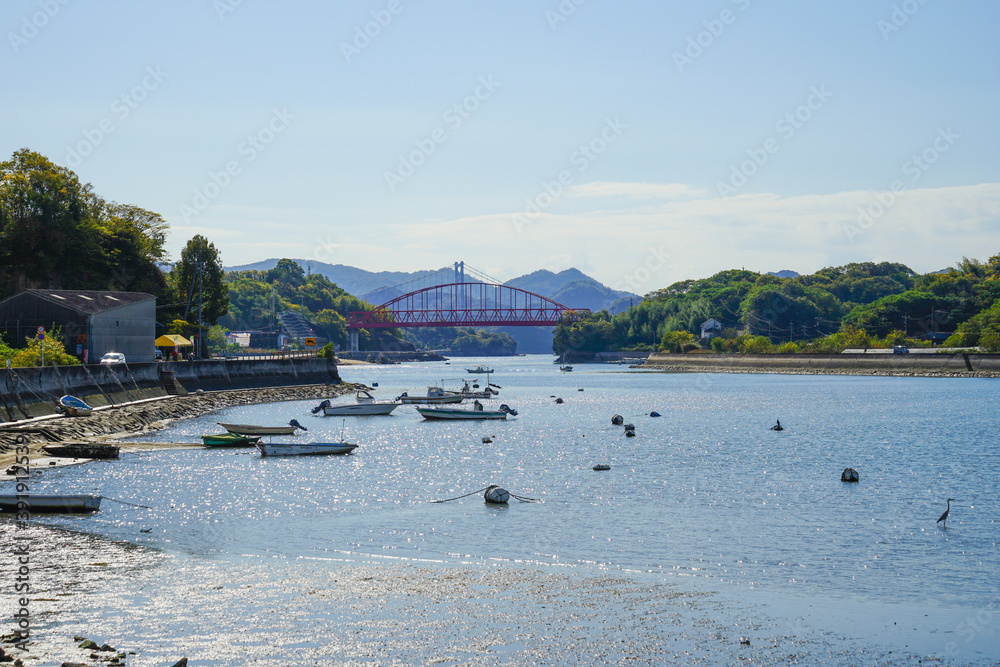 Fotografija 広島県尾道市　瀬戸内の島に架かる赤い鉄橋　向島大橋