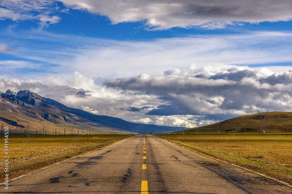 Φωτογραφία Close-up of the road leading to the distance on the plateau